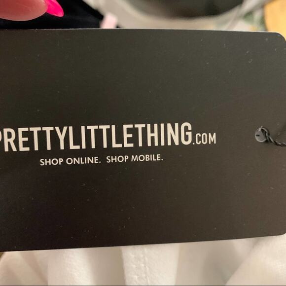 Pretty little thing white pleated mini side split tennis skirt. Size is US 4 - Picture 8 of 10